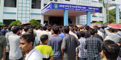 সিকৃবিতে শিক্ষার্থীদের আন্দোলন, ৫০ শিক্ষক কর্মকর্তা কর্মচারী অবরুদ্ধ