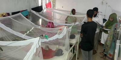 মোংলা উপজেলা স্বাস্থ্য কমপ্লেক্সের ডেঙ্গু ইউনিটে রোগীদের চিকিৎসা দেওয়া হচ্ছে। খবরের কাগজ