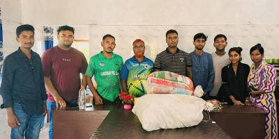 সাতক্ষীরায় বন্ধুজনের বস্ত্র বিতরণ