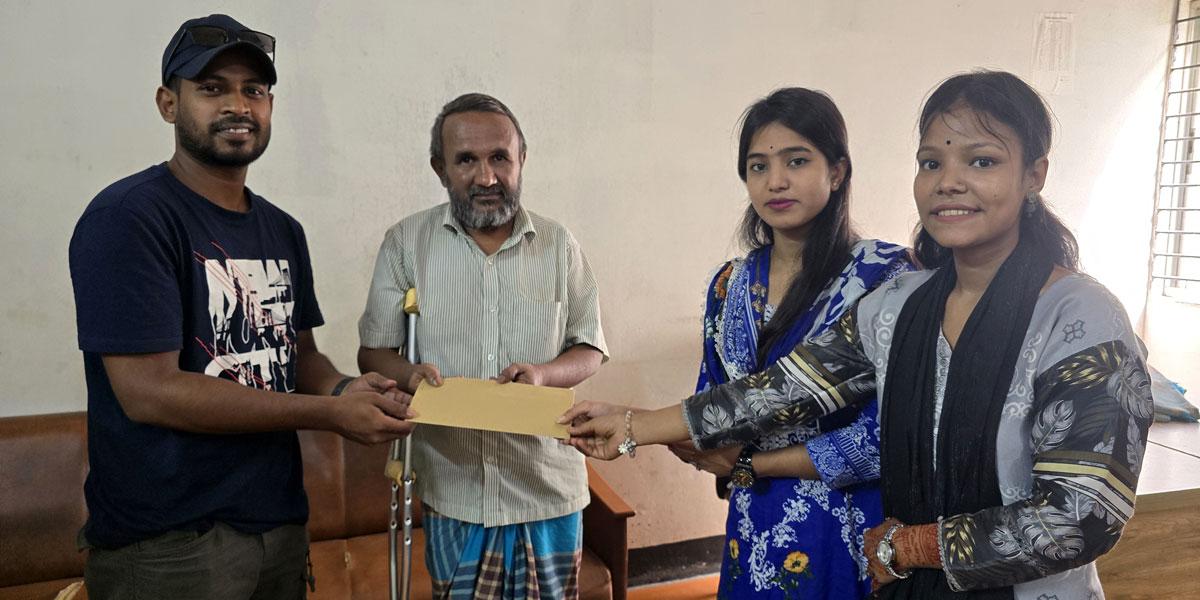অসুস্থ পত্রিকা বিক্রেতার পাশে কক্সবাজার বন্ধুজন