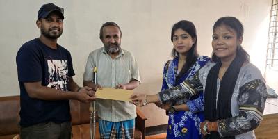 অসুস্থ পত্রিকা বিক্রেতার পাশে কক্সবাজার বন্ধুজন