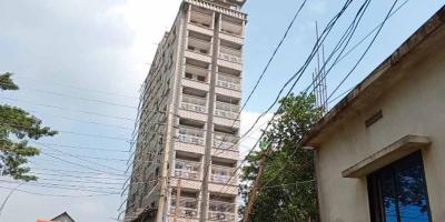 সদরপুরে অনুমোদনহীন বহুতল ভবন