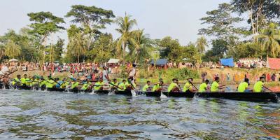 শ্যামাপূজা উপলক্ষে গোপালগঞ্জে নৌকাবাইচ
