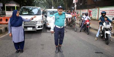 ট্রাফিক পক্ষে সড়কে শৃঙ্খলায় ছিলেন শিক্ষার্থীরা