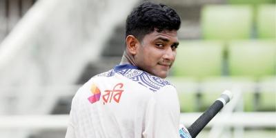 সাদা বলে নাহিদ রানার অভিষেক