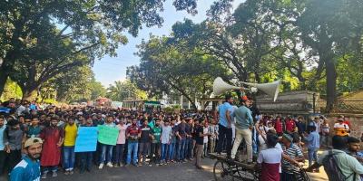 ৩ দফা দাবিতে শিক্ষা মন্ত্রণালয় অভিমুখে জবি শিক্ষার্থীরা