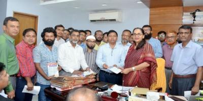 তারেক রহমানের ৩১ দফার লিফলেট বিতরণ রূপালী ব্যাংকের