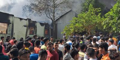 গাজীপুরে পোশাকশ্রমিক-এলাকাবাসী সংঘর্ষ, কারখানায় আগুন