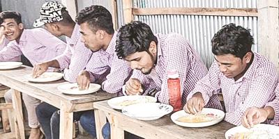 ১০ টাকায় শিক্ষার্থীদের দুপুরের খাবার