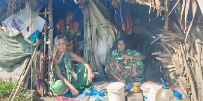 তাড়িয়ে দেওয়া অসহায় পরিবারটির পাশে কেউ নেই