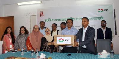 খুলনা কলেজিয়েট গার্লস্ স্কুল ও কেসিসি উইমেন্স কলেজে আইএফআইসির শিক্ষাসামগ্রী বিতরণ