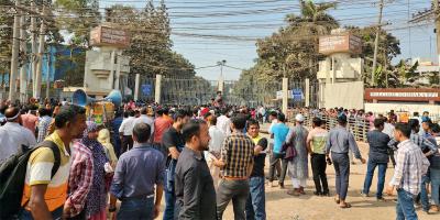 সাভারে বকেয়া বেতনের দাবিতে পোশাকশ্রমিকদের সড়ক অবরোধ
