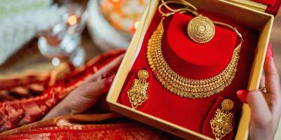 সোনার দাম আরও কমলো
