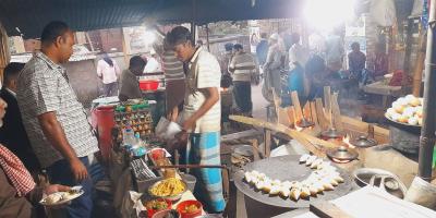 ময়মনসিংহে সন্ধ্যা হলেই পিঠা বিক্রির ধুম