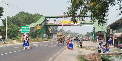 রাজবাড়ীতে আড়াই কোটি টাকার ফুটওভার ব্রিজে পড়ে না পা