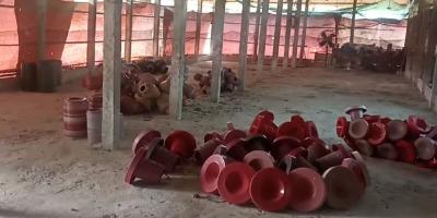 সিন্ডিকেটের দৌরাত্ম্যে বন্ধ ৩০০ খামার