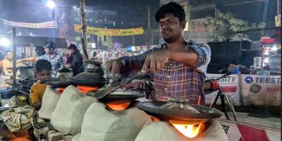 রংপুরে পিঠার দোকানগুলোতে ভিড়
