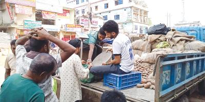 ন্যায্যমূল্যে আলু কিনতে ভিড়