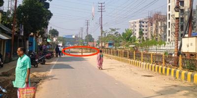 আগরতলা চেকপোস্টে বাঁশের বেড়া