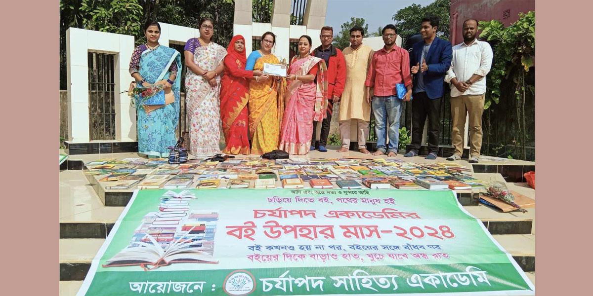 ‘ছড়িয়ে দিতে বই, পথের মানুষ হই’