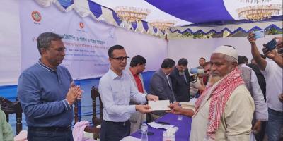চাঁদপুরে নৌবন্দর নির্মাণে ক্ষতিগ্রস্ত ১২৭ জনকে চেক হস্তান্তর