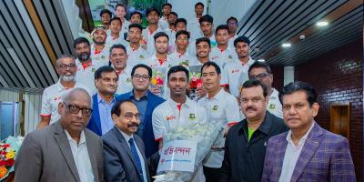 গতরাতে দেশে ফিরেছেন এশিয়া কাপজয়ী যুবারা