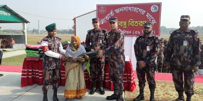 চাঁপাইনবাবগঞ্জে বিজিবির শীতবস্ত্র বিতরণ