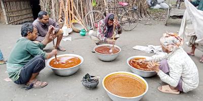 জয়পুরহাটে গুড় তৈরিতে ব্যস্ত গাছিরা