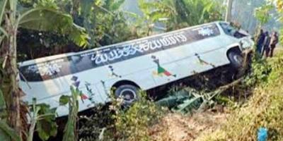 আমতলীতে বাস খাদে পড়ে নারী নিহত