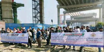 গেটকিপার-ওয়েম্যানদের বিক্ষোভ, রেল যোগাযোগ বন্ধ