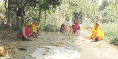 নীলফামারীতে হস্তশিল্পে স্বাবলম্বী হচ্ছেন নারীরা