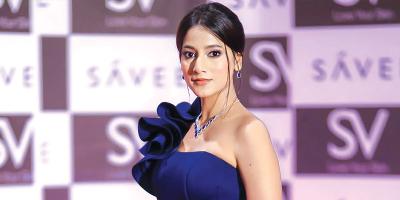 অভিনয়ের মায়ায় নীল