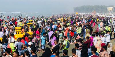 কক্সবাজার সৈকতে পর্যটকদের ঢল, মিলছে না থাকার জায়গা