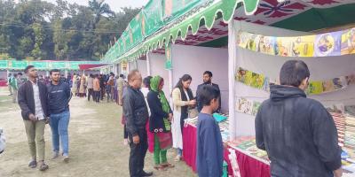 রাজশাহীতে ছুটির দিনে জমজমাট বইমেলা
