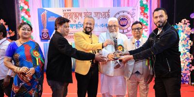 খালেদ হোসেন চৌধুরী পেলেন বায়োস্কোপ স্টার অ্যাওয়ার্ড