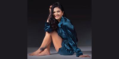 ক্রিকেটের ব্যয়বহুল গানে স্পর্শিয়া