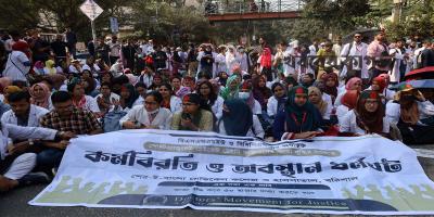 ভাতা বাড়ানোর দাবিতে শাহবাগে ট্রেইনি চিকিৎসকদের অবস্থান