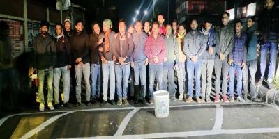 গভীর রাতে রাস্তার স্পিড ব্রেকারে রং করছে ছাত্রদল