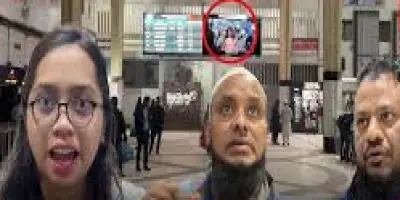 কমলাপুর রেলস্টেশনের ডিসপ্লেতে নীল ছবি ঘিরে তোলপাড়