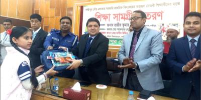 লক্ষ্মীপুরে ৩৫০ অস্বচ্ছল মেধাবী শিক্ষার্থীকে শিক্ষা সামগ্রী বিতরণ