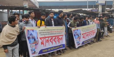 আখাউড়ায় শিক্ষক অপসারণের দাবিতে বৈষম্যবিরোধী ছাত্রদের মানববন্ধন