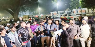 উপাচার্যের বাসভবনের সামনে শিক্ষার্থীদের অবস্থান, ৭২ ঘণ্টার মধ্যে রোডম্যাপ দাবি