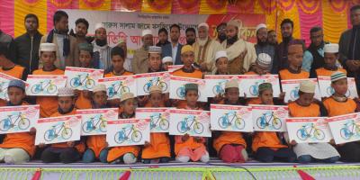 নামাজ আদায় করে বাইসাইকেল পেল ২৫ শিশু