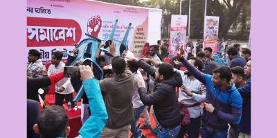 শহিদ মিনারে হামলার শিকার গণঅধিকারের ফারুক