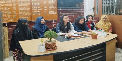 শতভাগ আবাসিকীকরণের দাবিতে প্রতীকী অনশনে ছাত্রীরা