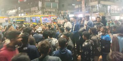 জবি প্রক্টরের গাড়িতে হামলা, শিক্ষার্থীদের সড়ক অবরোধ