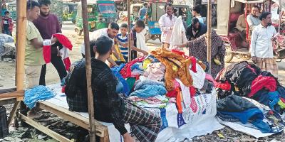 সাতকানিয়ায় জমে উঠেছে গরম কাপড় বিক্রি
