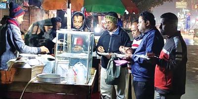 ফুটপাতে পিঠা বিক্রির ধুম