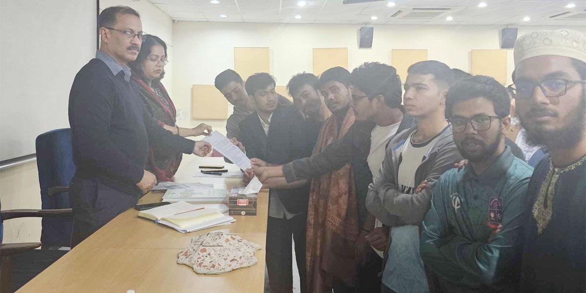 ছাদের পলেস্তারা খসে ঢাবি শিক্ষার্থী আহত, শিক্ষার্থীদের বিক্ষোভ