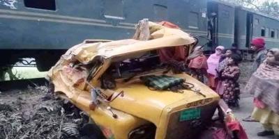জামালপুরে ট্রাকে ট্রেনের ধাক্কা, ৫ ঘন্টা পর রেল যোগাযোগ স্বাভাবিক